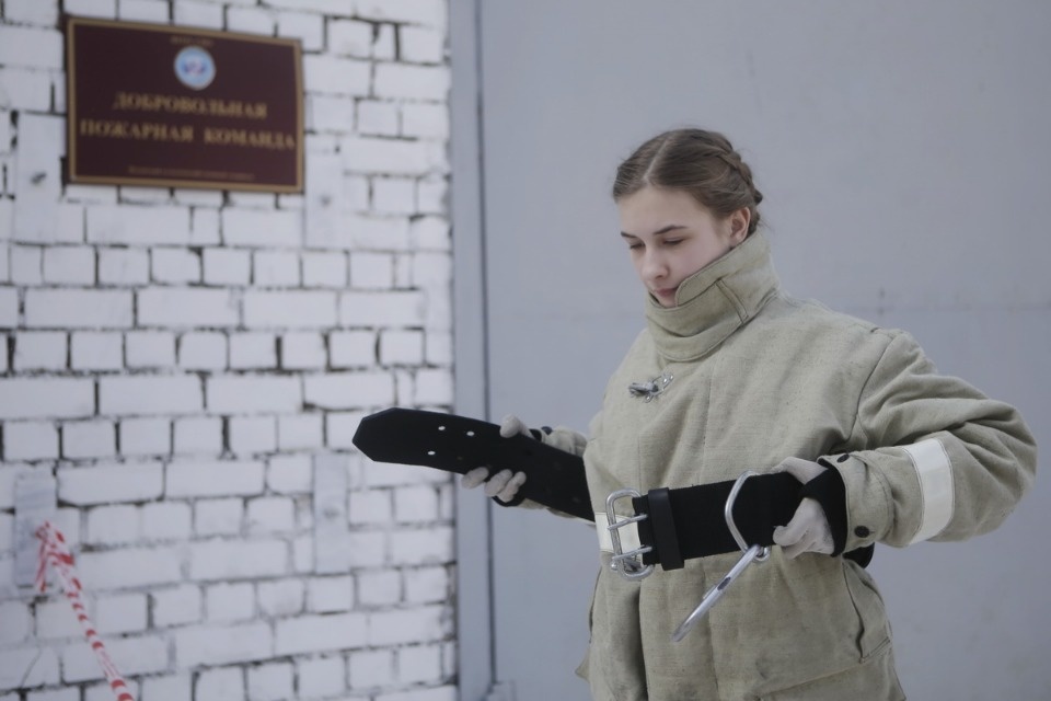 Навыки тушения пожаров показали псковские студенты