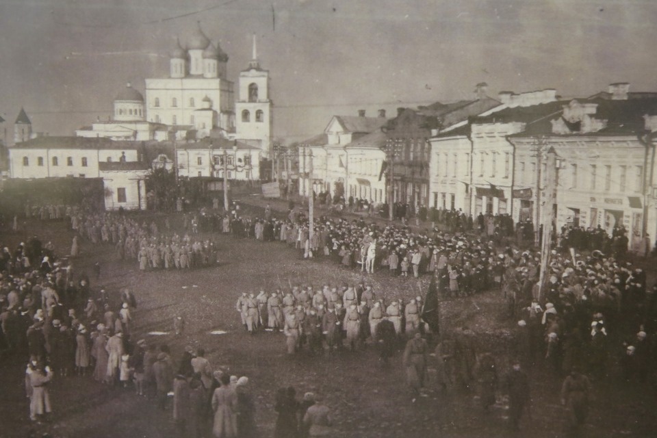 100-летию создания Красной Армии посвятили выставку в Пскове