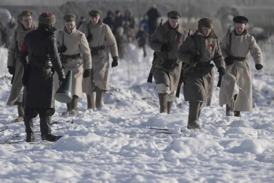 В псковских Крестах реконструировали первый бой Красной армии