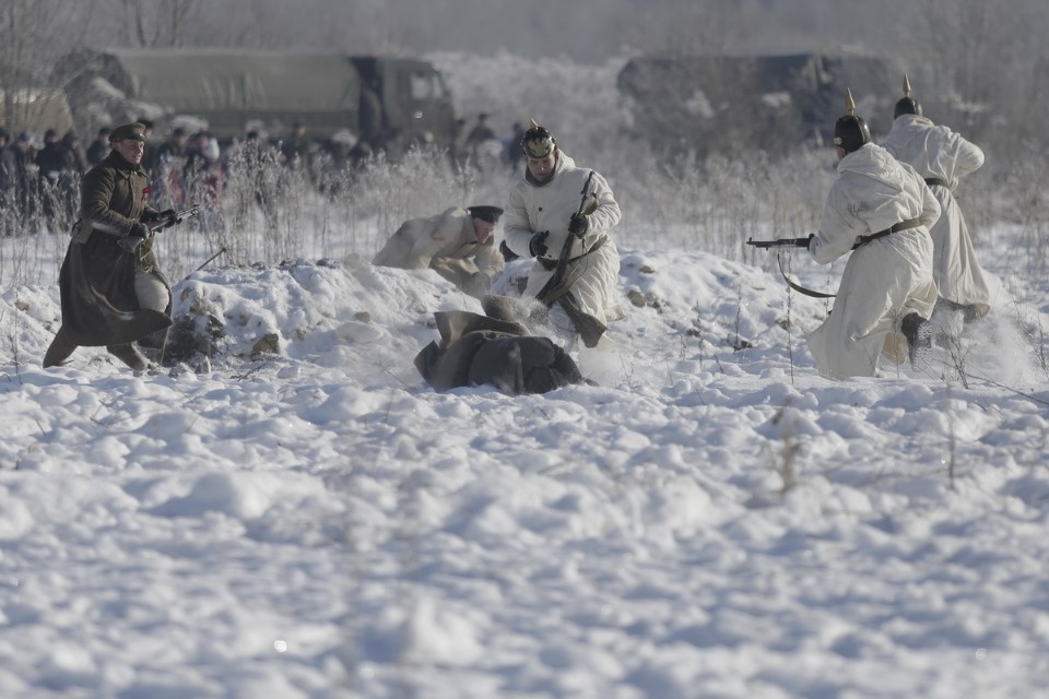 В псковских Крестах реконструировали первый бой Красной армии