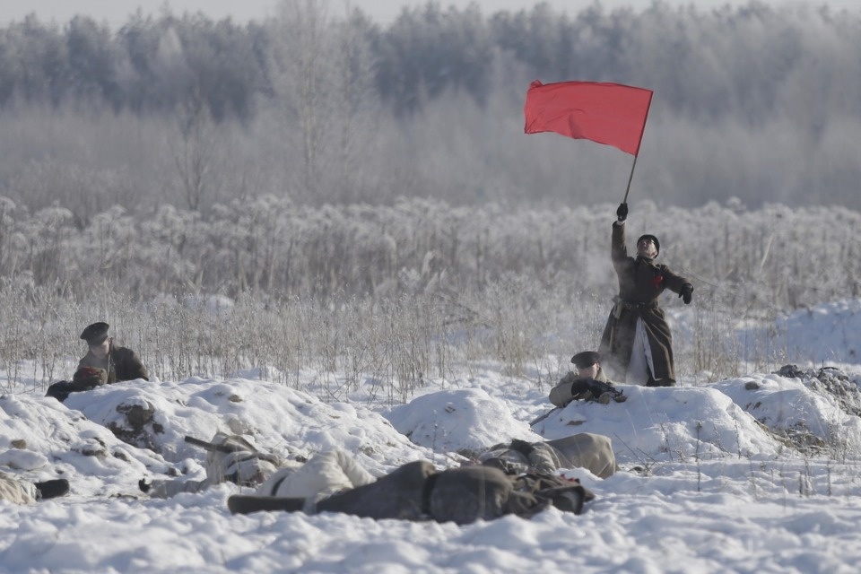 В псковских Крестах реконструировали первый бой Красной армии