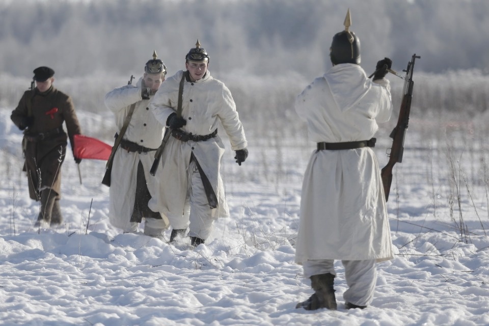В псковских Крестах реконструировали первый бой Красной армии