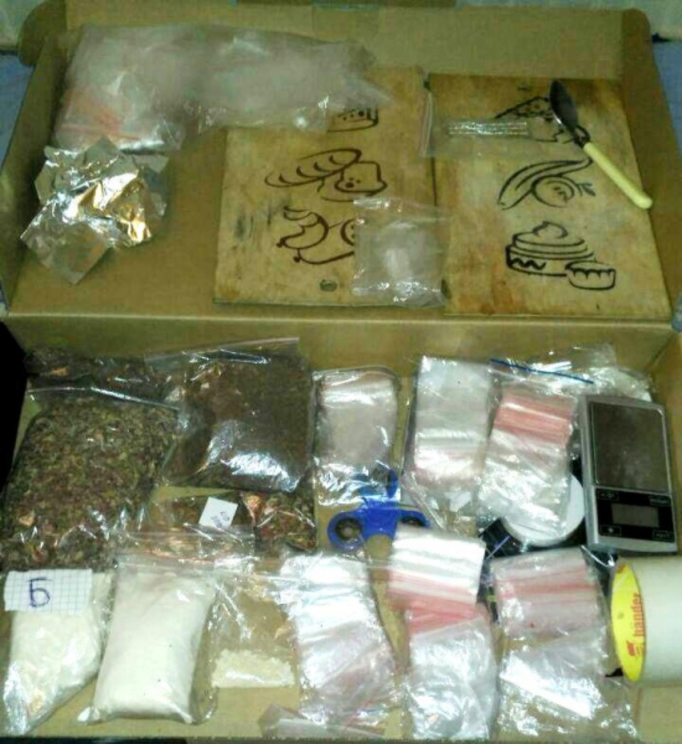 Дилеров, продававших наркотики через интернет, задержали псковские полицейские