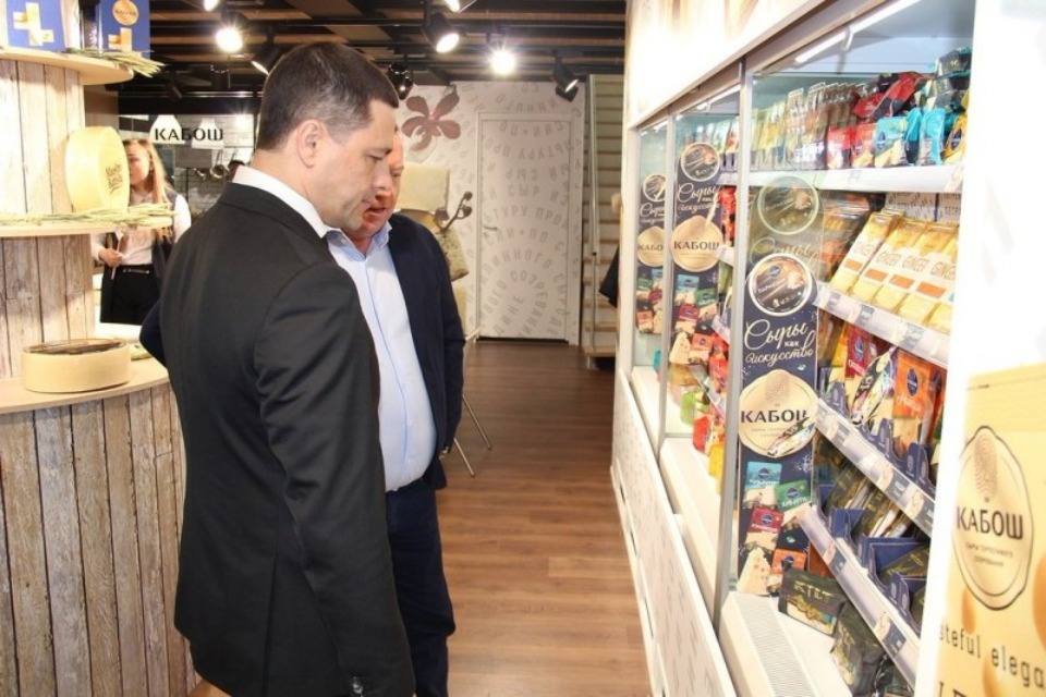 Михаил Ведерников высоко оценил великолукские сыры на выставке в Москве