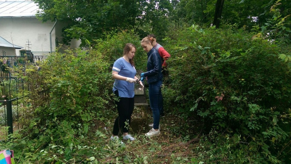 Шефство над могилами