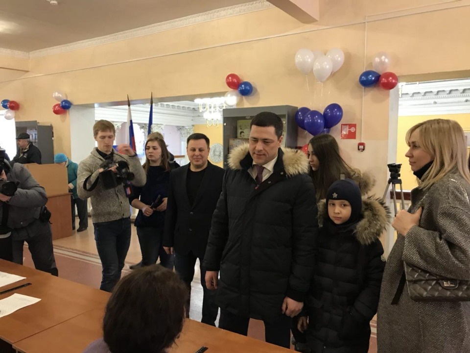 Михаил Ведерников принял участие в голосовании на избирательном участке №6 в Пскове