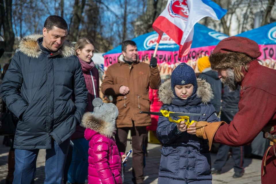 Михаил Ведерников с семьей посетил концерт в честь воссоединения Крыма с Россией