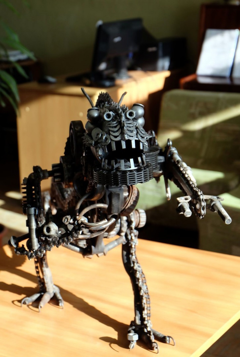 Из гаек и болтов