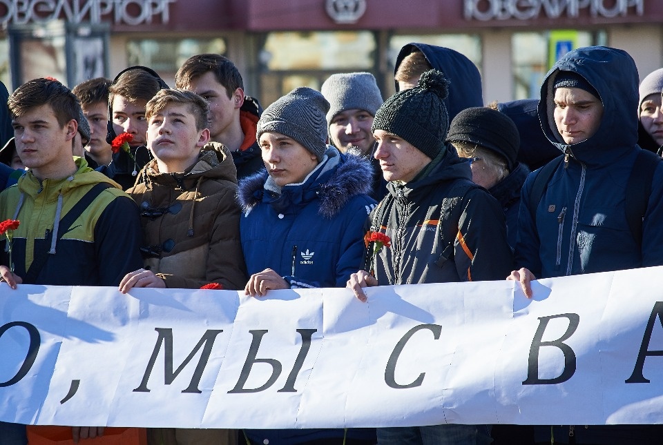 Цветы, игрушки, слёзы: в Пскове почтили память погибших в Кемерово