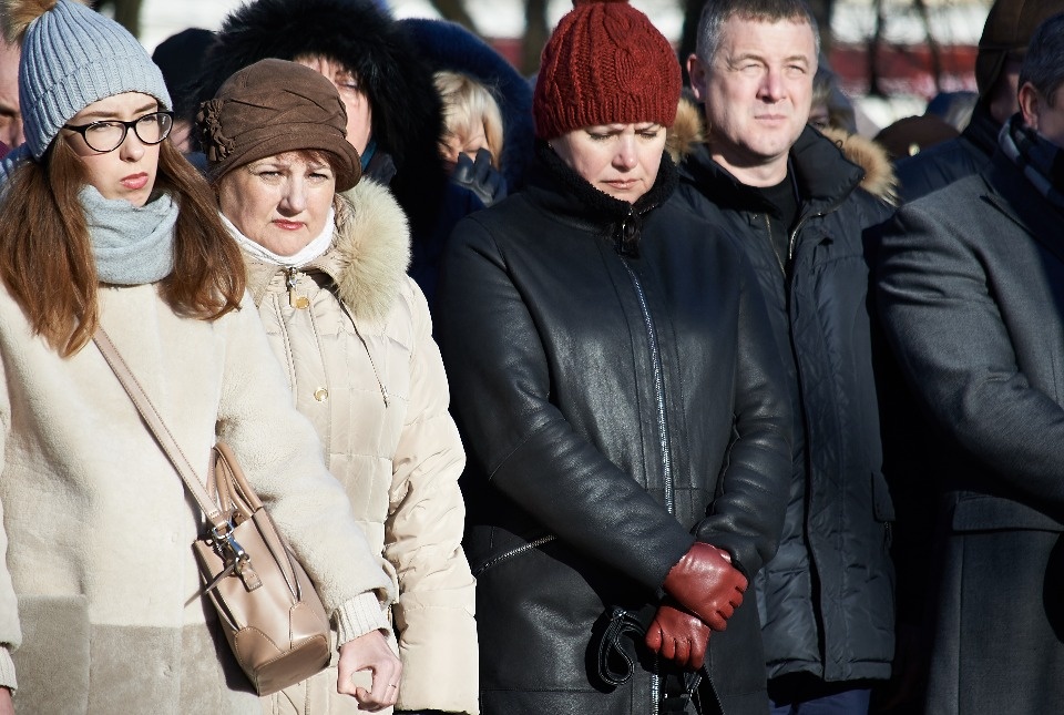 Цветы, игрушки, слёзы: в Пскове почтили память погибших в Кемерово