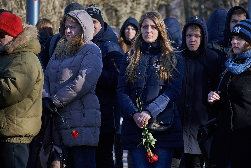 Цветы, игрушки, слёзы: в Пскове почтили память погибших в Кемерово