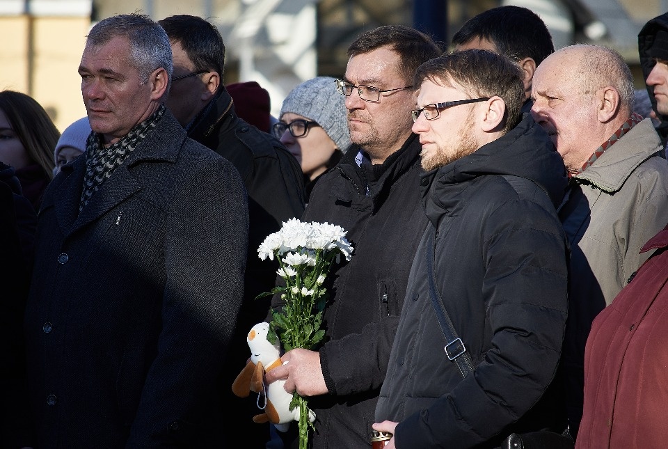 Цветы, игрушки, слёзы: в Пскове почтили память погибших в Кемерово