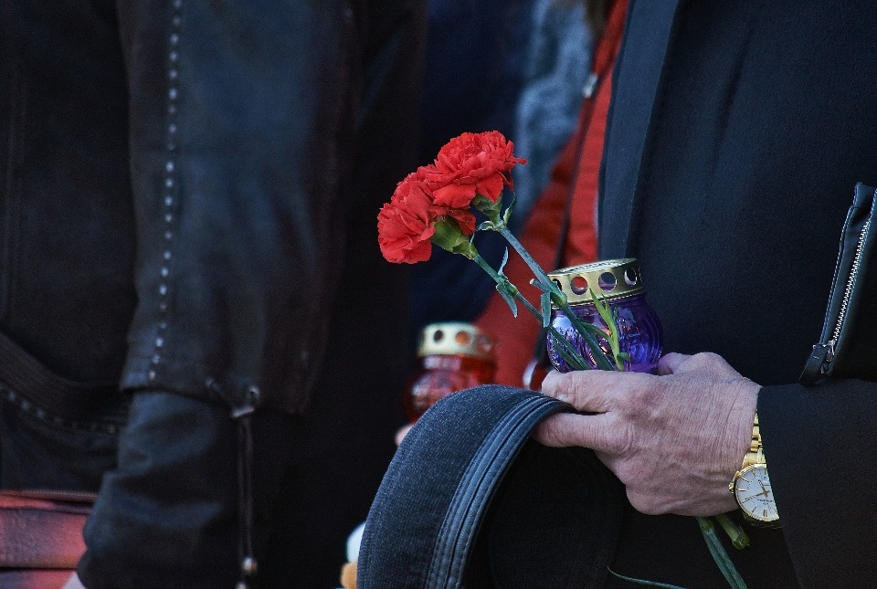 Цветы, игрушки, слёзы: в Пскове почтили память погибших в Кемерово