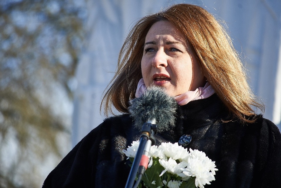 Цветы, игрушки, слёзы: в Пскове почтили память погибших в Кемерово