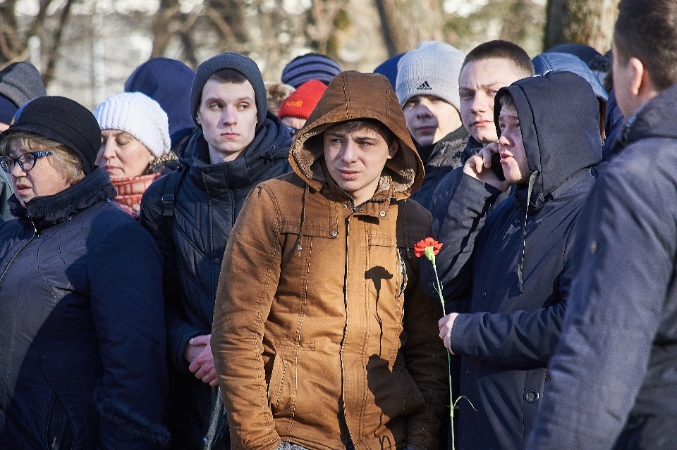 Цветы, игрушки, слёзы: в Пскове почтили память погибших в Кемерово