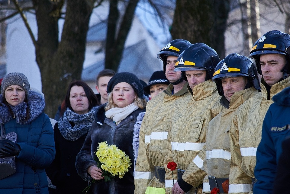 Цветы, игрушки, слёзы: в Пскове почтили память погибших в Кемерово