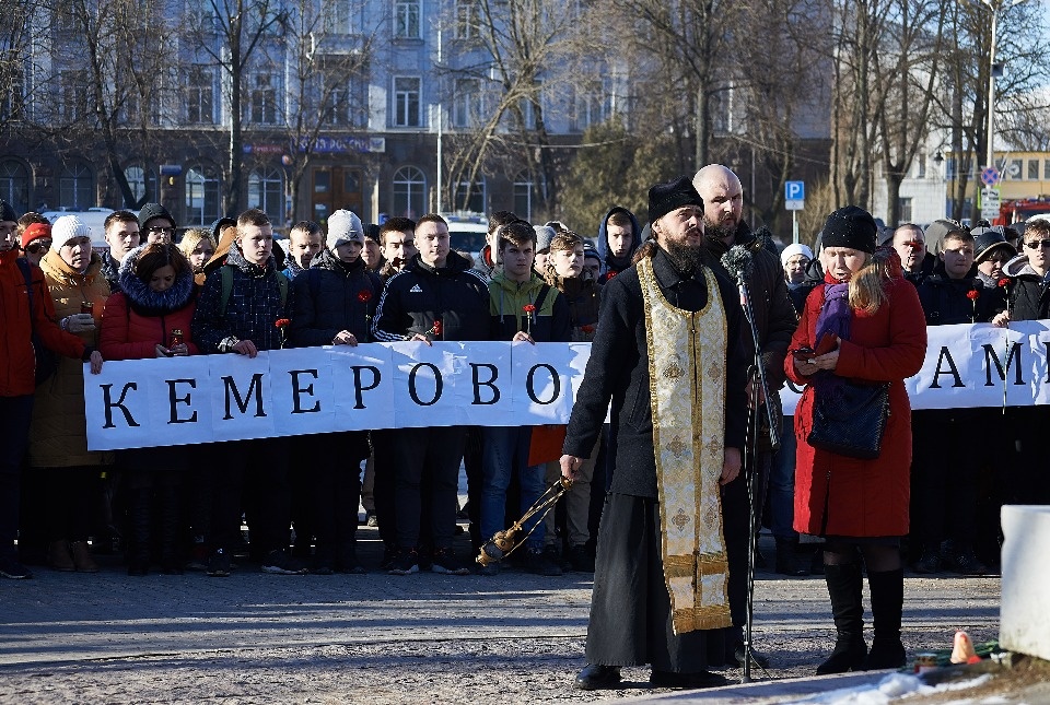 Цветы, игрушки, слёзы: в Пскове почтили память погибших в Кемерово