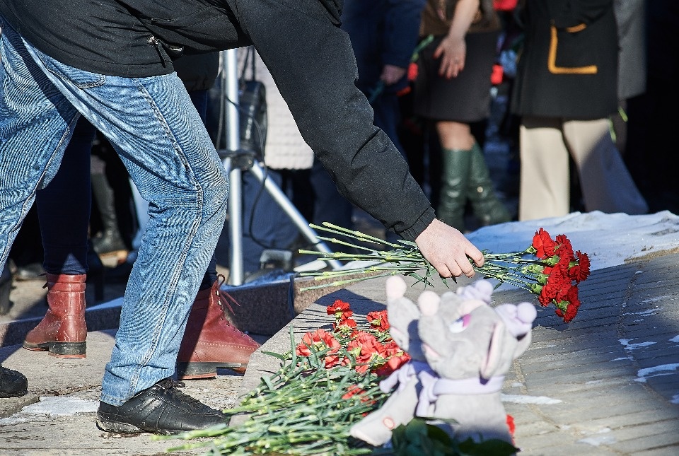 Цветы, игрушки, слёзы: в Пскове почтили память погибших в Кемерово