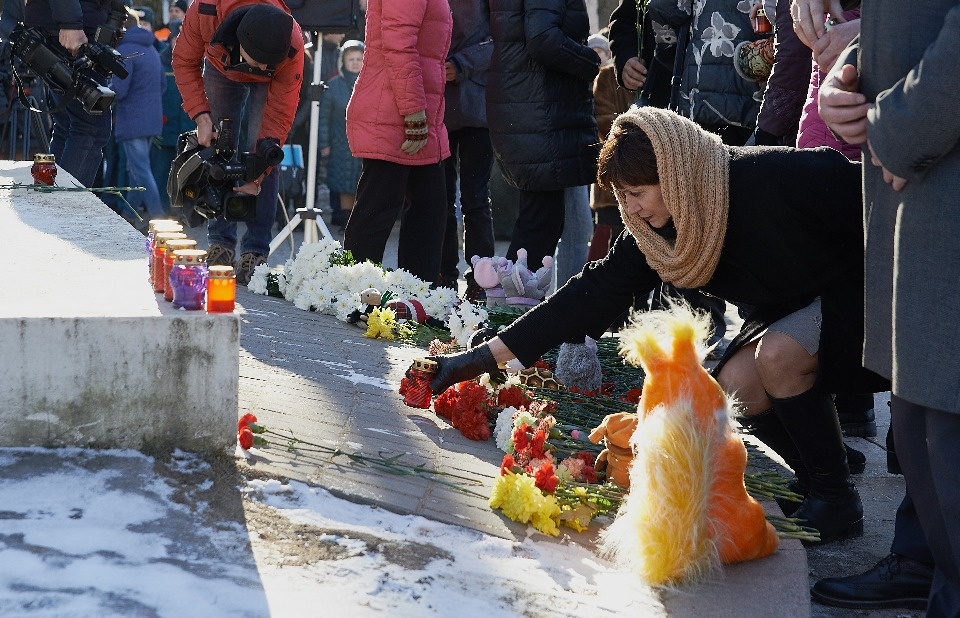 Цветы, игрушки, слёзы: в Пскове почтили память погибших в Кемерово