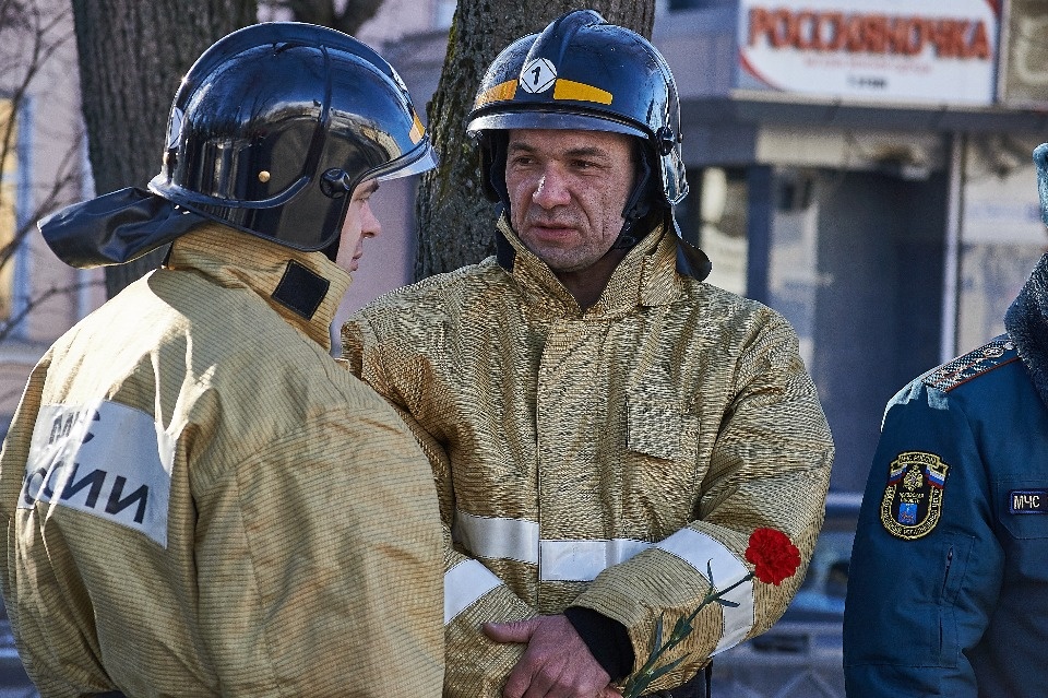 Цветы, игрушки, слёзы: в Пскове почтили память погибших в Кемерово