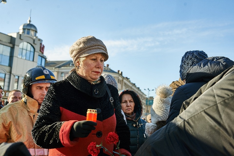 Цветы, игрушки, слёзы: в Пскове почтили память погибших в Кемерово
