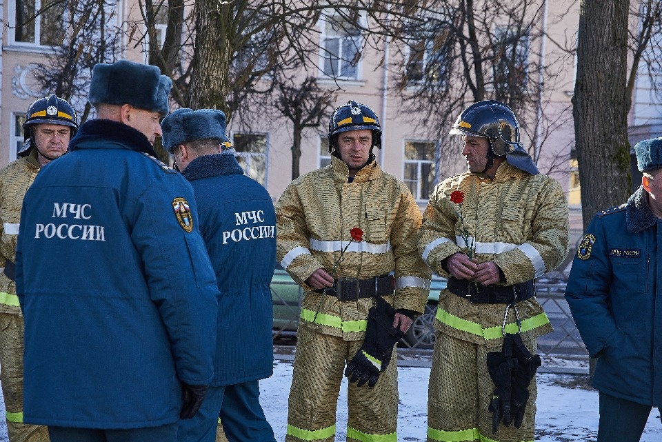 Цветы, игрушки, слёзы: в Пскове почтили память погибших в Кемерово