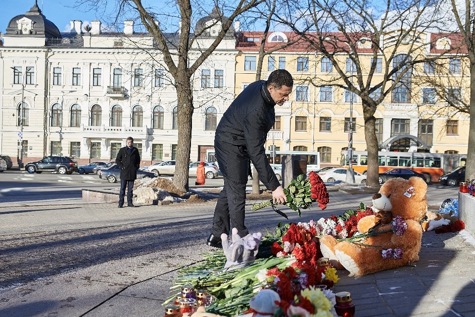 Цветы, игрушки, слёзы: в Пскове почтили память погибших в Кемерово