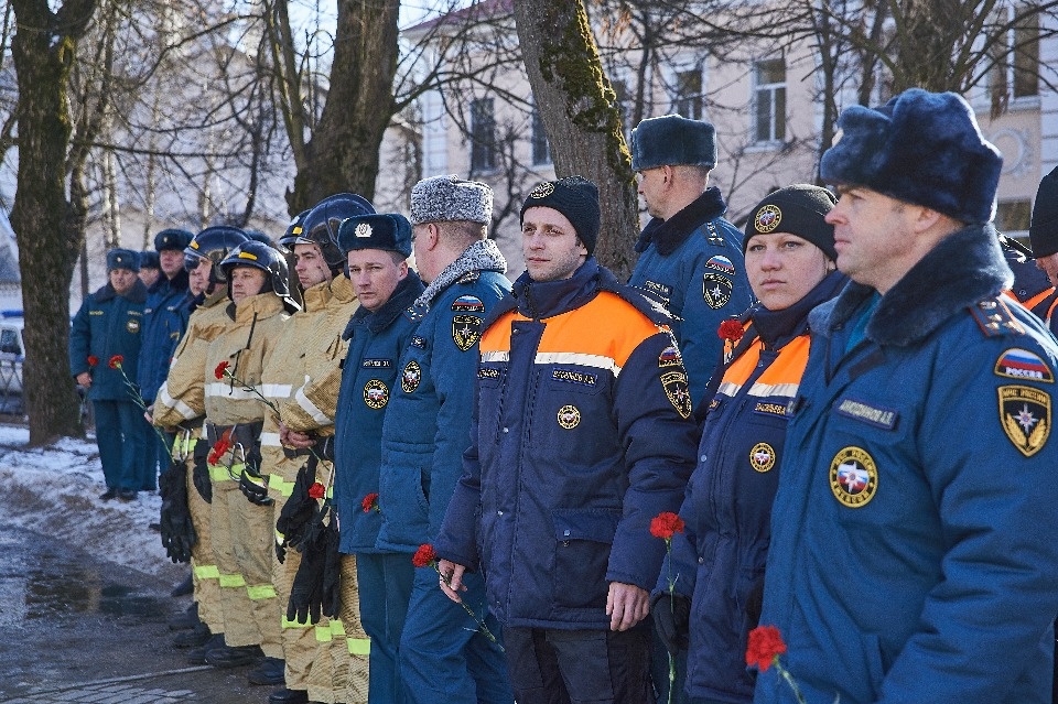 Цветы, игрушки, слёзы: в Пскове почтили память погибших в Кемерово