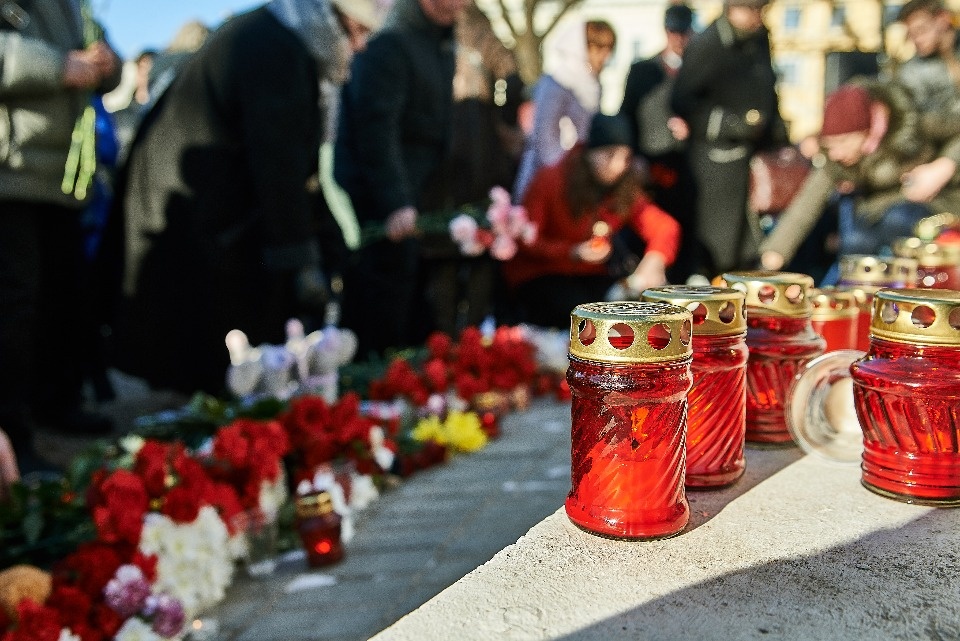 Цветы, игрушки, слёзы: в Пскове почтили память погибших в Кемерово