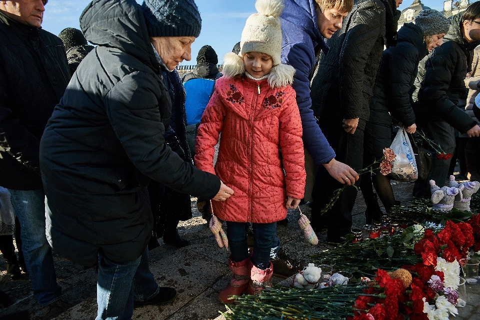 Цветы, игрушки, слёзы: в Пскове почтили память погибших в Кемерово