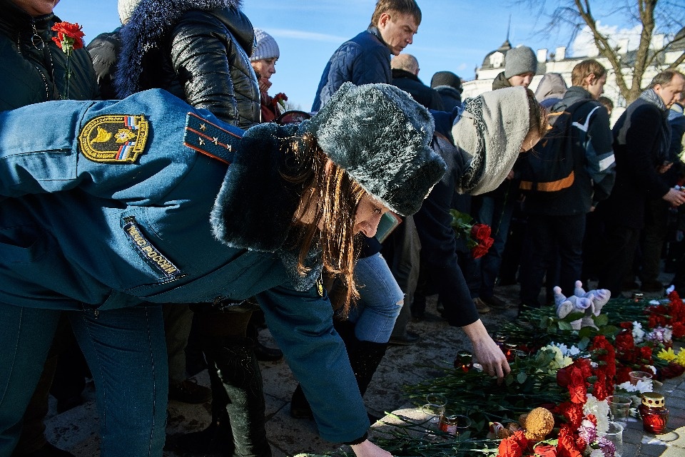 Цветы, игрушки, слёзы: в Пскове почтили память погибших в Кемерово