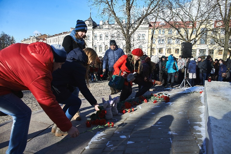 Цветы, игрушки, слёзы: в Пскове почтили память погибших в Кемерово