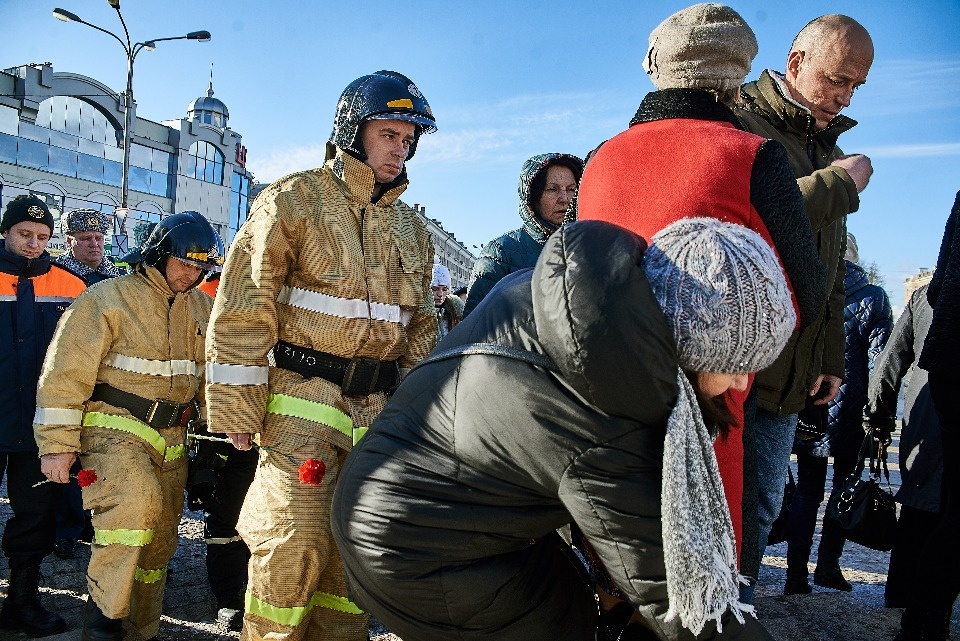 Цветы, игрушки, слёзы: в Пскове почтили память погибших в Кемерово