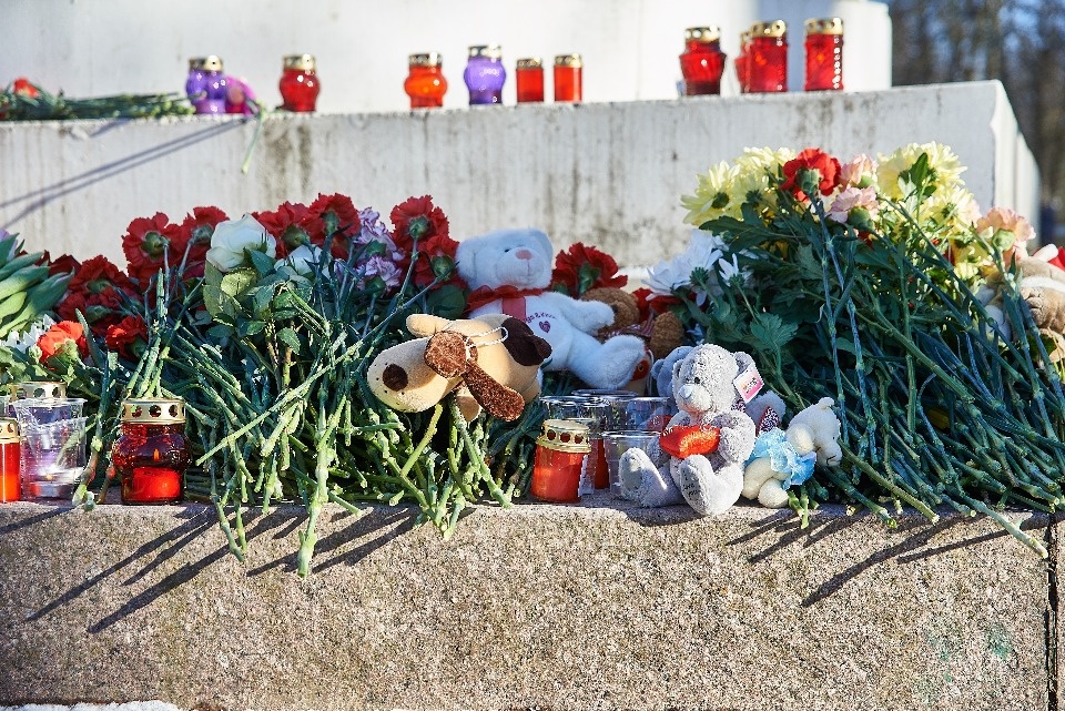 Цветы, игрушки, слёзы: в Пскове почтили память погибших в Кемерово