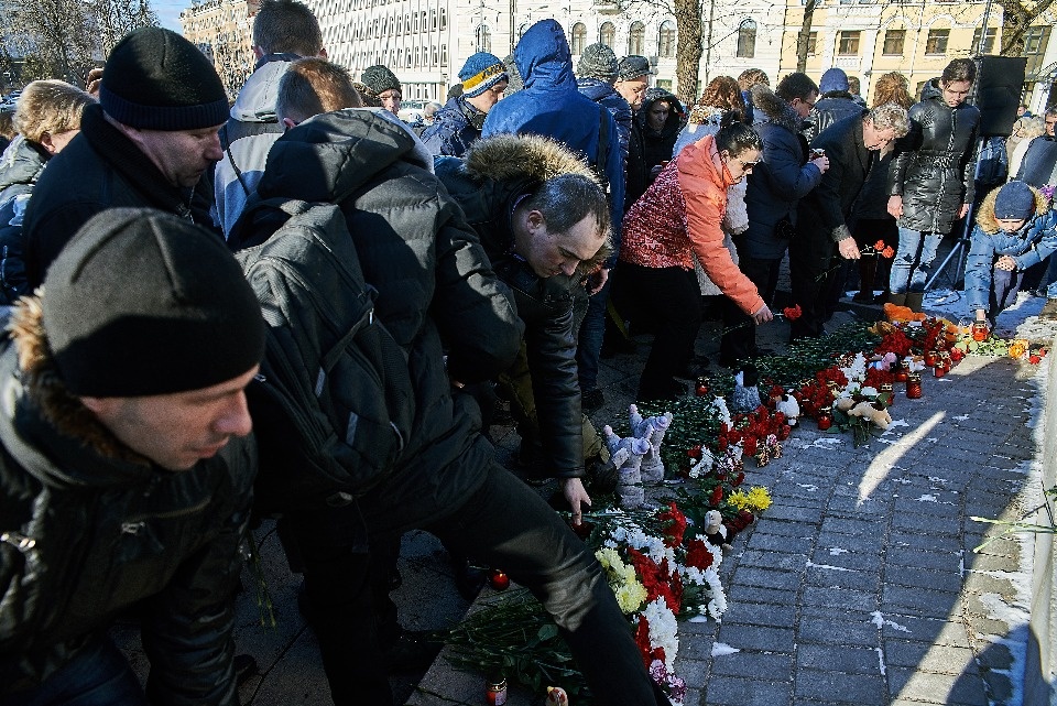 Цветы, игрушки, слёзы: в Пскове почтили память погибших в Кемерово