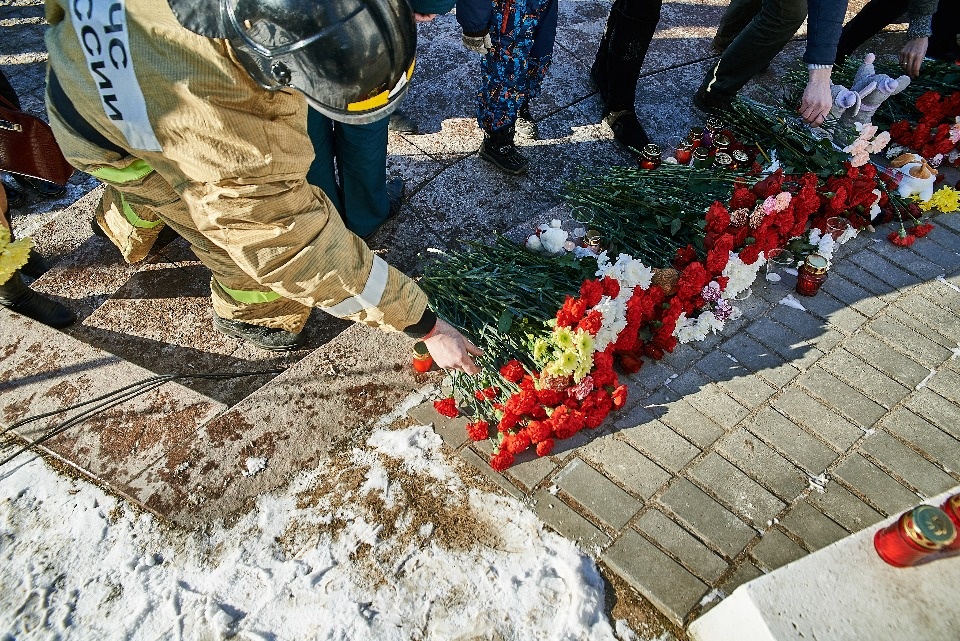 Цветы, игрушки, слёзы: в Пскове почтили память погибших в Кемерово
