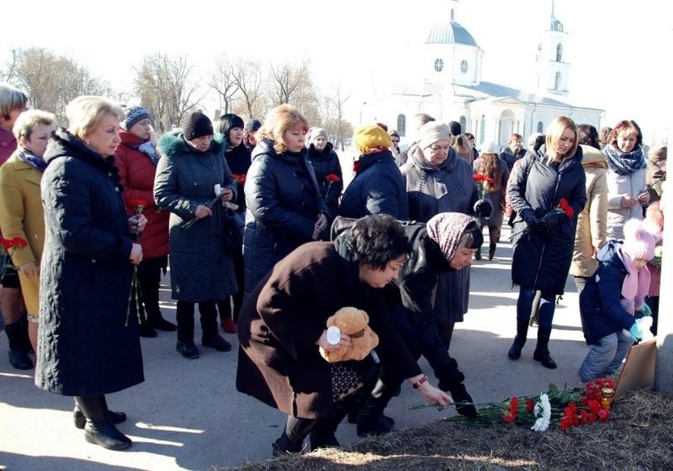 Островичи несут цветы и игрушки к народному мемориалу в память о погибших в Кемерово