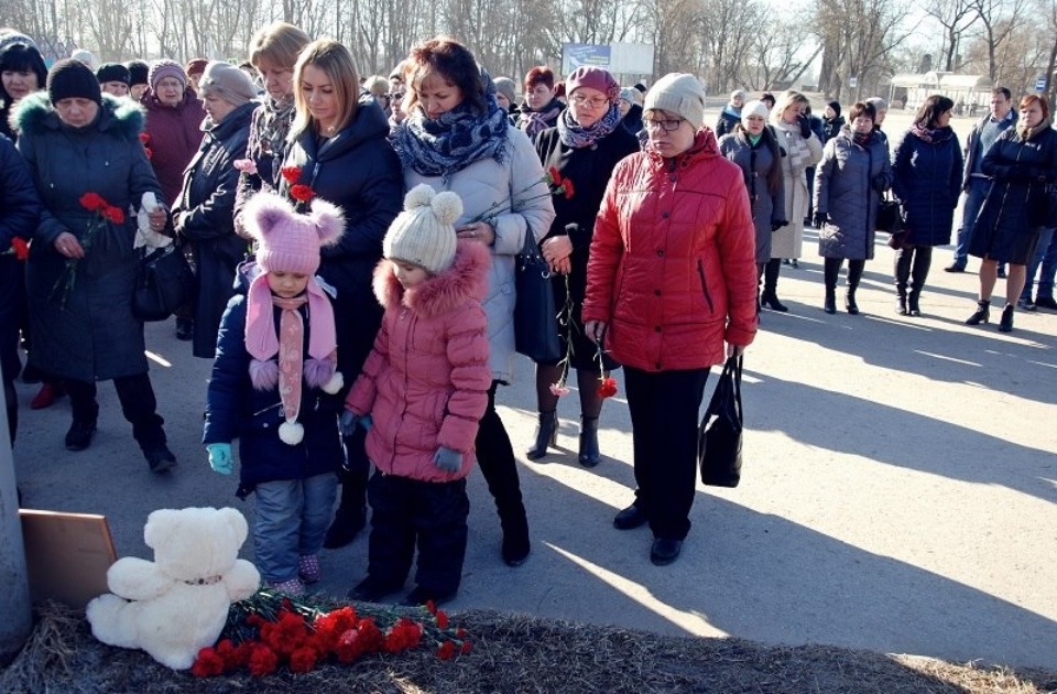 Островичи несут цветы и игрушки к народному мемориалу в память о погибших в Кемерово