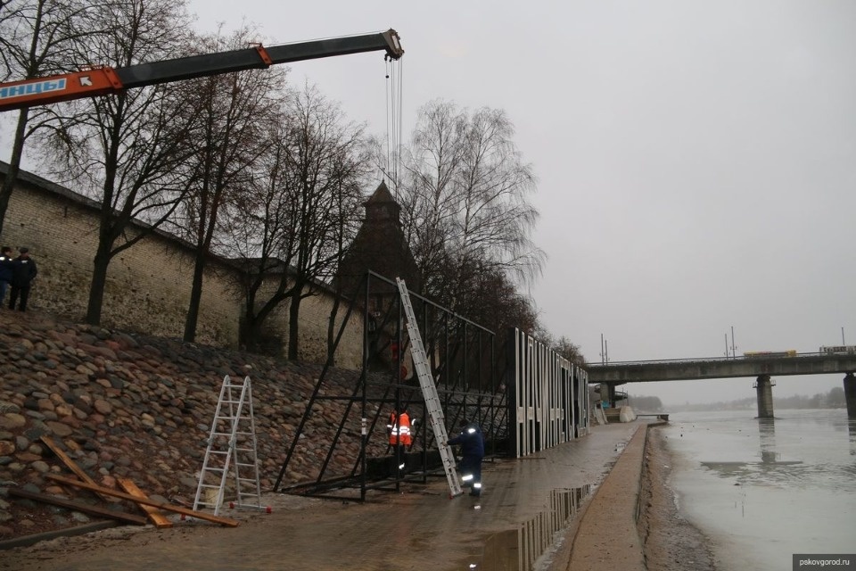 Начался демонтаж надписи «Россия начинается здесь» у стен псковского Кремля