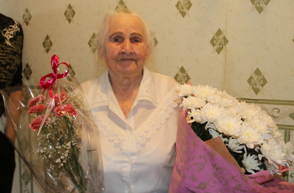 Городские и областные власти поздравили с 95-летием псковичку Нину Варфоломееву