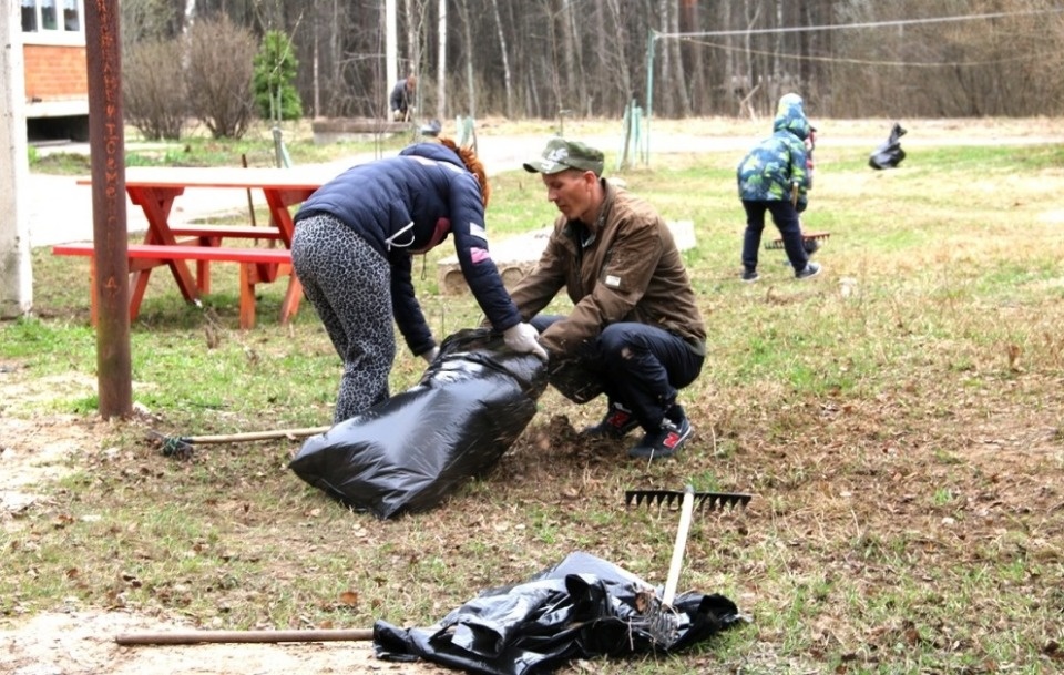 Субботник на ветру: Псковичи убирали город во время шторма