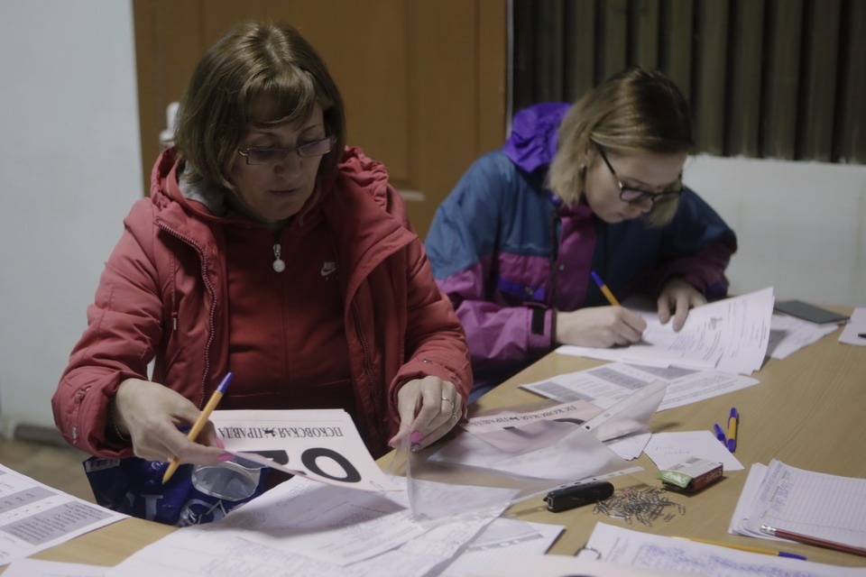 Выдача нагрудных номеров на Эстафету «Псковской правды»