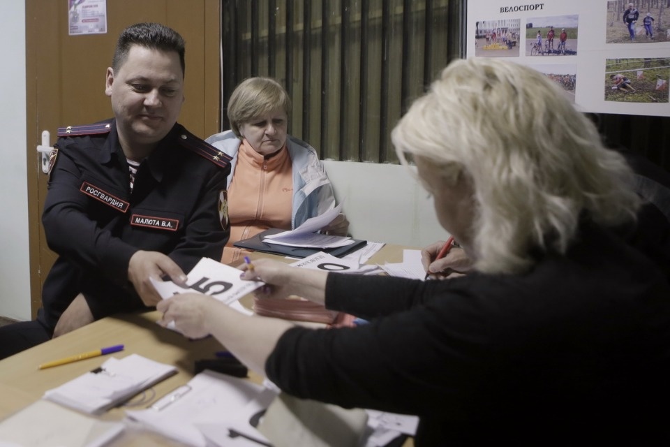 Выдача нагрудных номеров на Эстафету «Псковской правды»