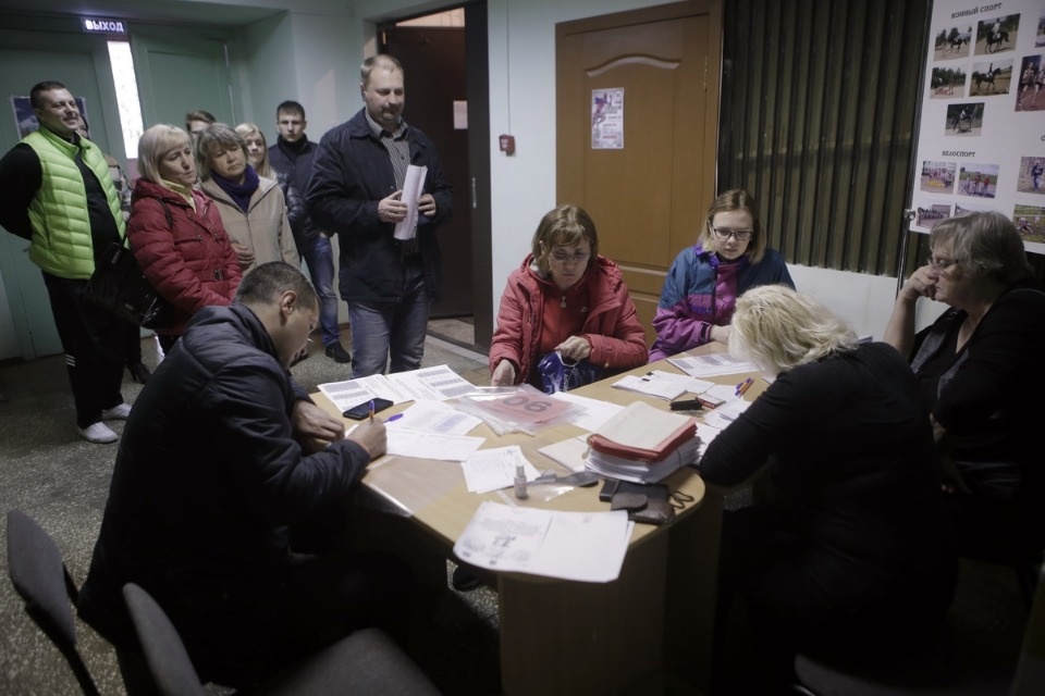 Выдача нагрудных номеров на Эстафету «Псковской правды»