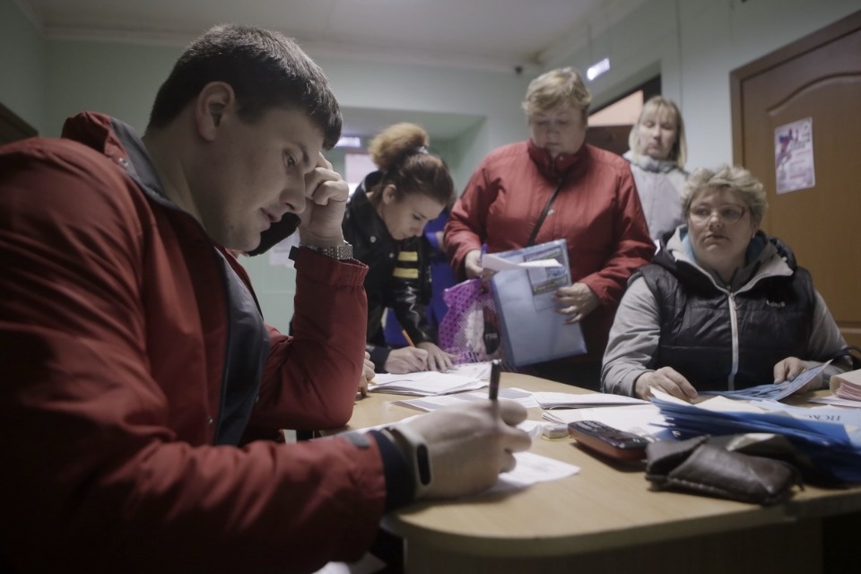 Выдача нагрудных номеров на Эстафету «Псковской правды»