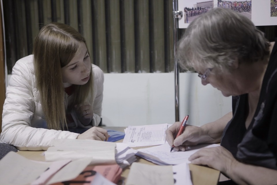 Выдача нагрудных номеров на Эстафету «Псковской правды»