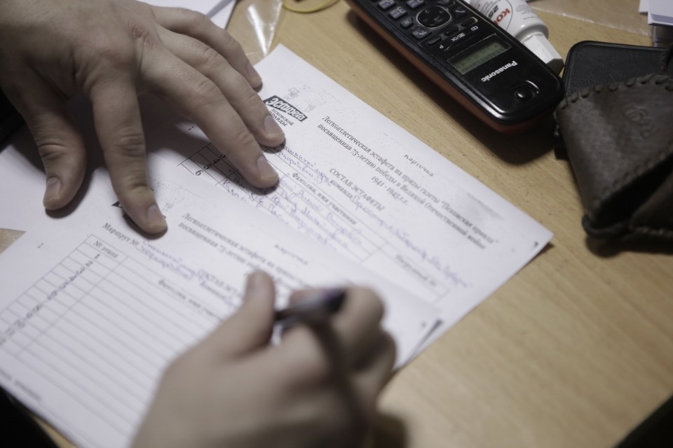 Выдача нагрудных номеров на Эстафету «Псковской правды»