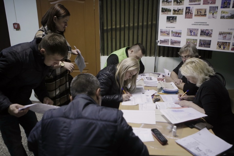 Выдача нагрудных номеров на Эстафету «Псковской правды»