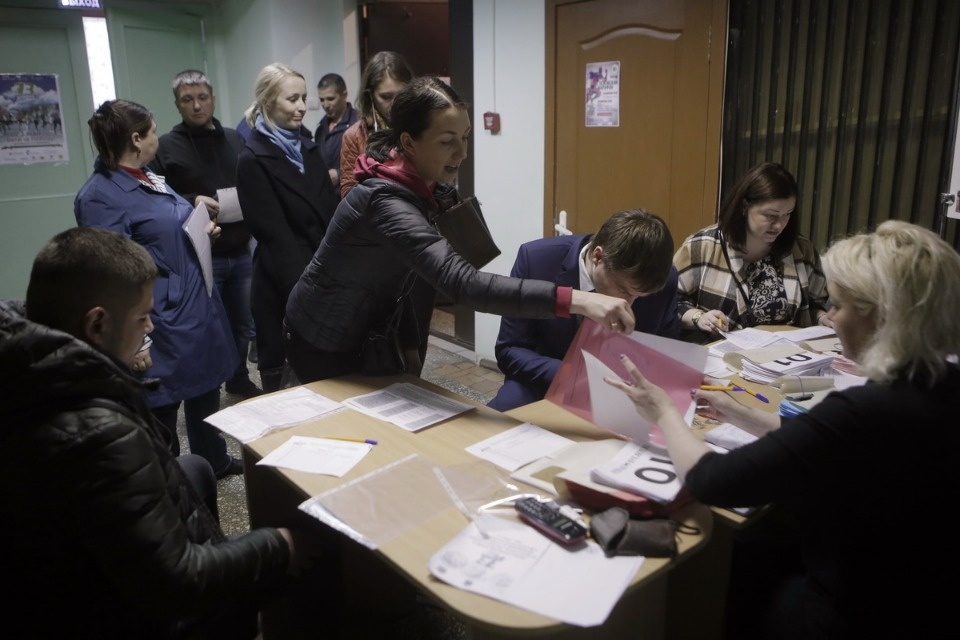 Выдача нагрудных номеров на Эстафету «Псковской правды»