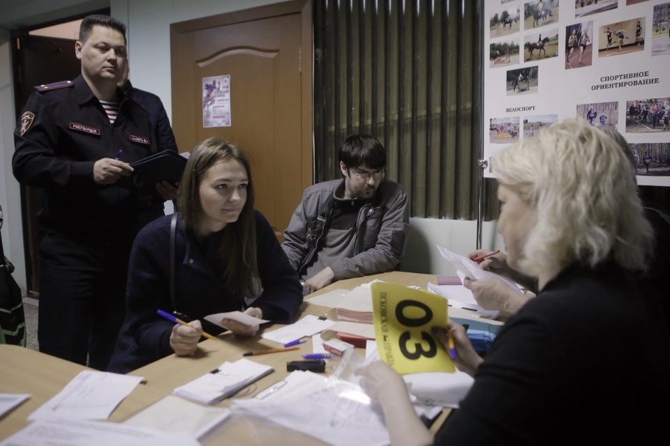 Выдача нагрудных номеров на Эстафету «Псковской правды»